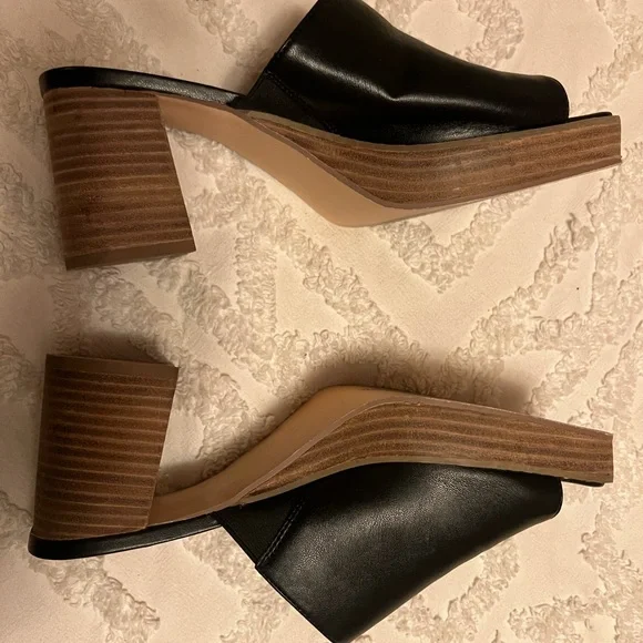 Sleek Square-Toe Leather Mule Slides in Classic Black - Picture 5 of 9